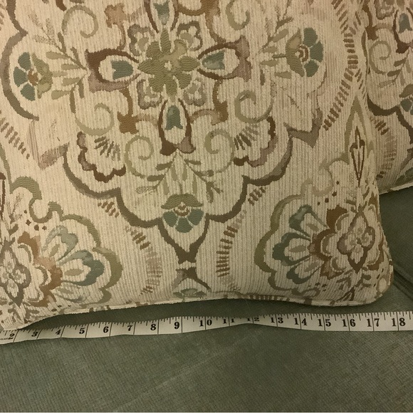 NWOT! Stunning, set of 2 custom made throw pillows from La-Z-Boy - Picture 8 of 9